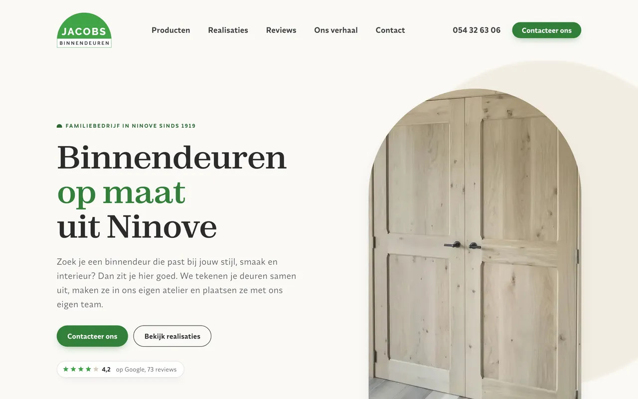 De website van Jacobs Binnendeuren met een dubbele binnendeur in massief eik