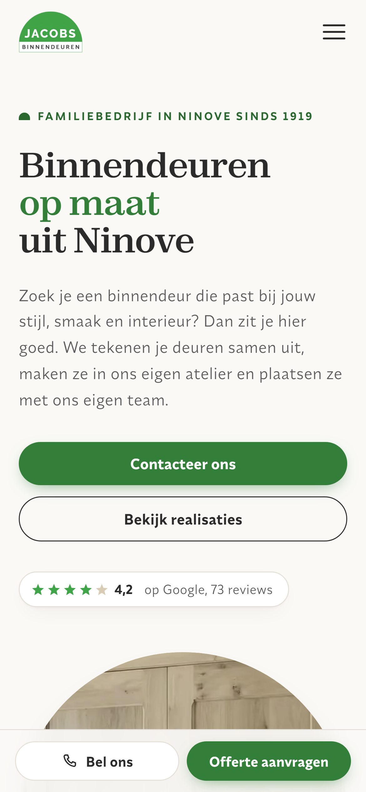 De website van Jacobs Binnendeuren met een dubbele binnendeur in massief eik op een smartphone